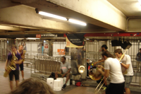 ニューヨーク写真＿METROの構内で演奏する人たち