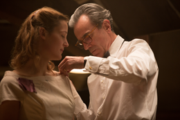 映画『ファントム・スレッド』ダニエル・デイ=ルイス/ヴィッキー・クリープス
