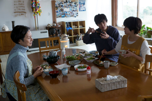 映画『生きる街』夏木マリ／佐津川愛美／堀井新太