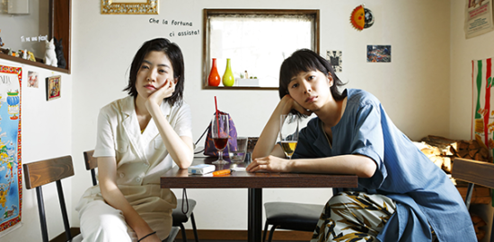 映画『ブルーアワーにぶっ飛ばす』夏帆／シム・ウンギョン
