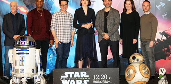 映画『スター・ウォーズ/スカイウォーカーの夜明け』来日記者会見:デイジー・リドリー、ジョン・ボイエガ、オスカー・アイザック、アンソニー・ダニエルズ、J.J.エイブラムス監督(脚本)、キャスリーン・ケネディ(製作/ルーカスフィルム社長)、クリス・テリオ(脚本)/BB-8(ビービーエイト)、R2-D2(アールツーディーツー)、D-O(ディーオー)