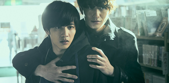 映画『さんかく窓の外側は夜』岡田将生／志尊淳