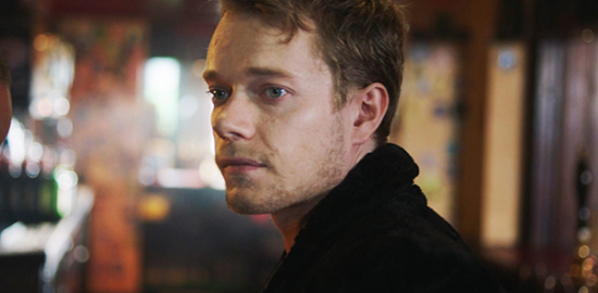 映画『ビルド・ア・ガール』アルフィー・アレン