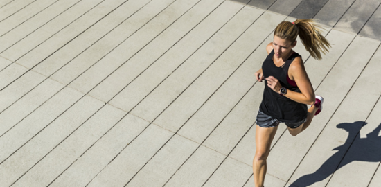 Pixabayによる写真：ランニングする女性