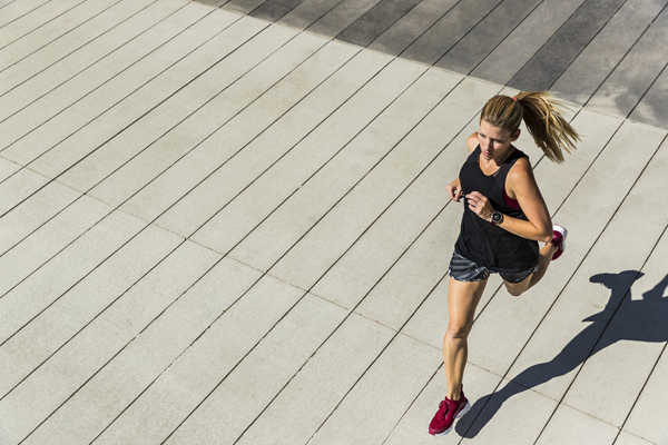 Pixabayによる写真：ランニングする女性