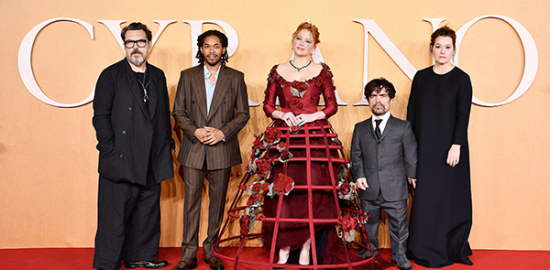 映画『シラノ』UKプレミア、ピーター・ディンクレイジ、ヘイリー・ベネット、ケルヴィン・ハリソン・Jr.、ジョー・ライト監督、エリカ・シュミット（脚本）