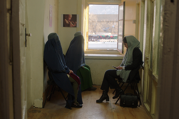 映画『明日になれば〜アフガニスタン、女たちの決断〜』アレズー・アリアプーア／フェレシュタ・アフシャー／ハシバ・エブラヒミ