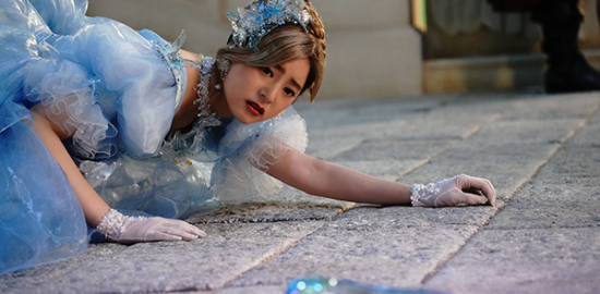 Netflix映画『赤ずきん、旅の途中で死体と出会う。』新木優子