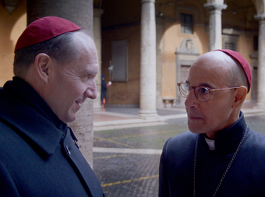 映画『教皇選挙』レイフ・ファインズ／スタンリー・トゥッチ