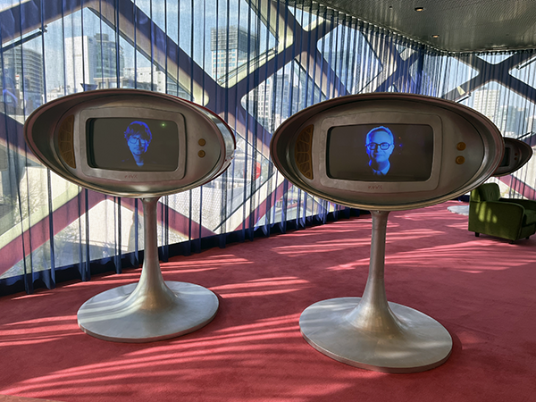 生き別れた兄弟のような関係、ニコラス・ウィンディング・レフン、小島