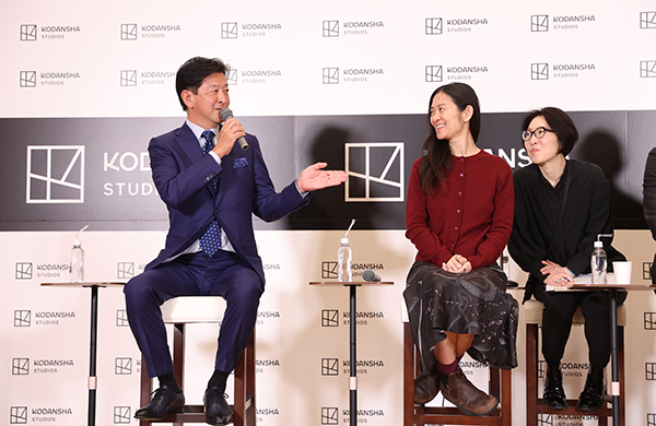 「Kodansha Studios 設立発表会見」野間省伸(株式会社講談社 代表取締役社長)、 クロエ・ジャオ(Kodansha Studios 最高クリエイティブ責任者)