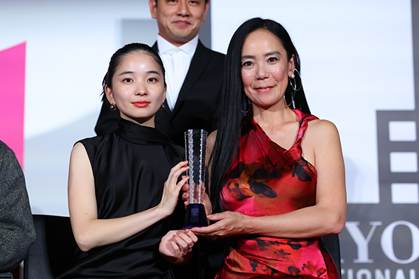 「第38回東京国際映画祭」クロージングセレモニー：『恒星の向こう側』福地桃子／河瀨直美