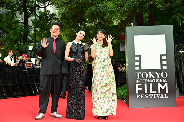 「第38回東京国際映画祭」レッドカーペット：『兄を持ち運べるサイズに』柴咲コウ／満島ひかり／中野量太監督