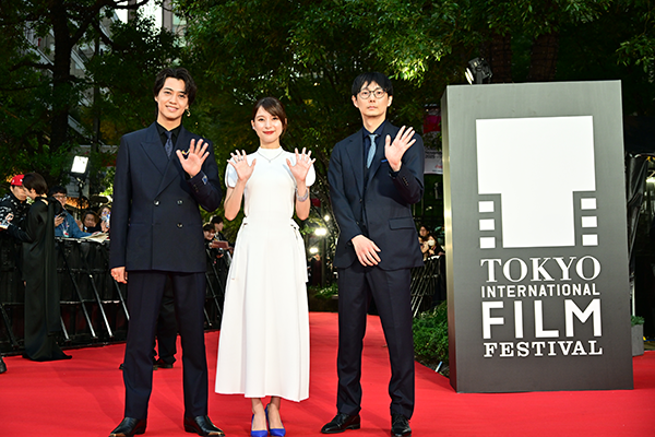 「第38回東京国際映画祭」レッドカーペット：『君の顔では泣けない』芳根京子／髙橋海人／坂下雄一郎監督