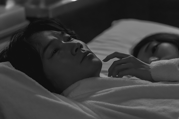 映画『星と月は天の穴』綾野剛