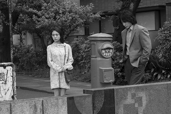 映画『星と月は天の穴』綾野剛/咲耶