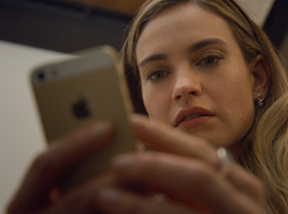 映画『スワイプ：マッチングの法則』リリー・ジェームズ