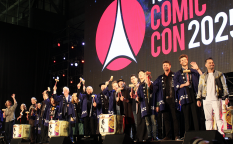 【東京コミコン2025】オープニング：イライジャ・ウッド、カール・アーバン、リー・トンプソン、トム・ウィルソン、クローディア・ウエルズ、ダニエル・ローガン、ジョン・バーンサル、クリスティーナ・リッチ、イヴァナ・リンチ、ノーマン・リーダス、ショーン・パトリック・フラナリー、ジャック・クエイド、マッツ・ミケルセン、浅野忠信、ピルウ・アスベック、セバスチャン・スタン、ジム・リー、C.B.セブルスキー、フランク・ミラー、クリストファー・ロイド、中丸雄一（MC）、伊織もえ（PR大使）、山本耕史（アンバサダー）