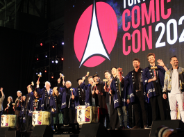 【東京コミコン2025】オープニング：イライジャ・ウッド、カール・アーバン、リー・トンプソン、トム・ウィルソン、クローディア・ウエルズ、ダニエル・ローガン、ジョン・バーンサル、クリスティーナ・リッチ、イヴァナ・リンチ、ノーマン・リーダス、ショーン・パトリック・フラナリー、ジャック・クエイド、マッツ・ミケルセン、浅野忠信、ピルウ・アスベック、セバスチャン・スタン、ジム・リー、C.B.セブルスキー、フランク・ミラー、クリストファー・ロイド、中丸雄一（MC）、伊織もえ（PR大使）、山本耕史（アンバサダー）