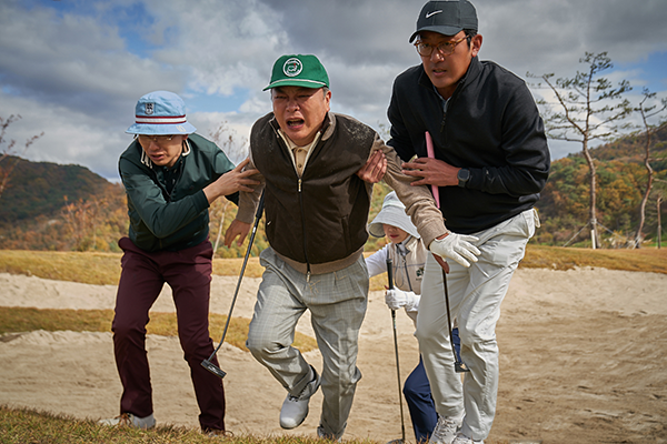 映画『ロビー！　4000億円を懸けた仁義なき18ホール』ハ・ジョンウ／キム・ウィソン