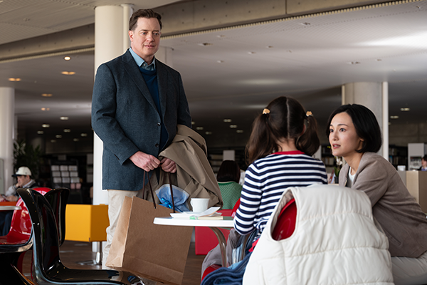 映画『レンタル・ファミリー』ブレンダン・フレイザー／ゴーマン シャノン 眞陽