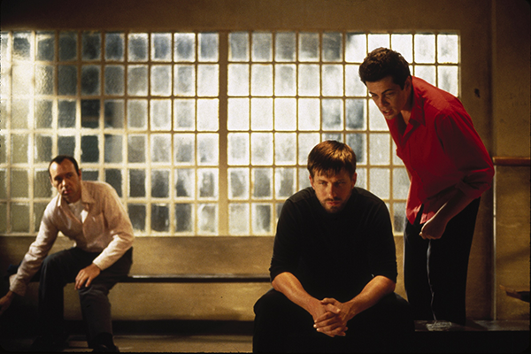 映画『ユージュアル・サスペクツ』スティーヴン・ボールドウィン／ケヴィン・スペイシー／ベニチオ・デル・トロ