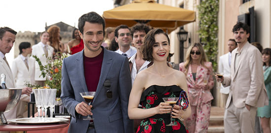 Netflixドラマ『エミリー、パリへ行く　シーズン5』リリー・コリンズ／エウジェニオ・フランチェスキーニ