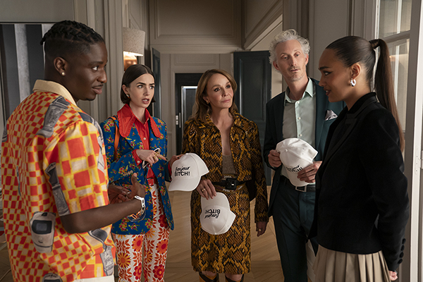 Netflixドラマ『エミリー、パリへ行く　シーズン5』リリー・コリンズ／フィリピーヌ・ルロワ＝ボリュー／サミュエル・アーノルド／ブリュノ・グエリ／タリア・ベッソン