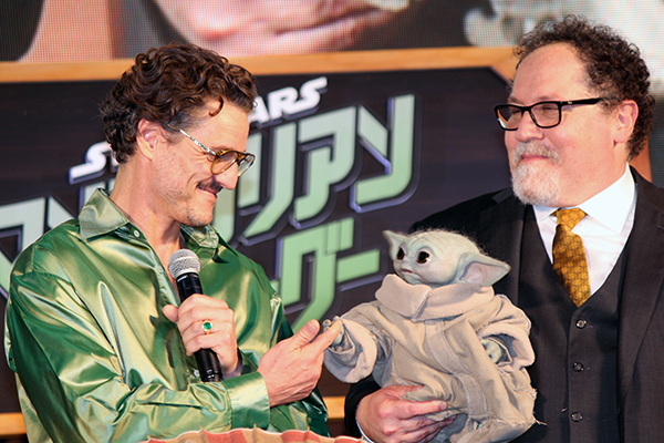 映画『スター・ウォーズ/マンダロリアン・アンド・グローグー』来日ジャパンプレミア:ペドロ・パスカル(マンダロリアン役)、グローグー(グローグー役)、ジョン・ファヴロー(監督・プロデューサ―・共同脚本)
