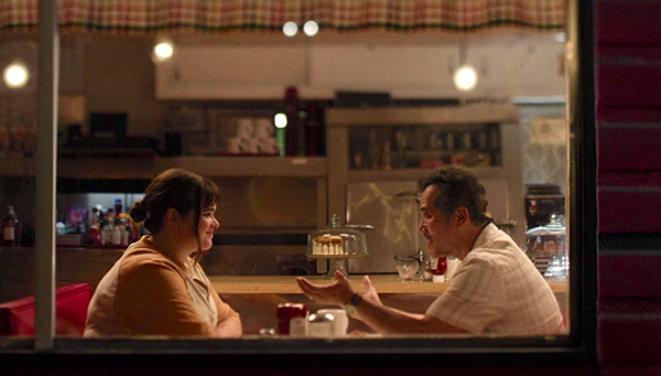 映画『私たちは、ちょうどいい。』バービー・フェレイラ/ジョン・レグイザモ