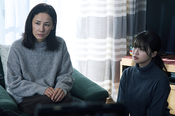 映画『白鳥とコウモリ』今田美桜／吉田羊
