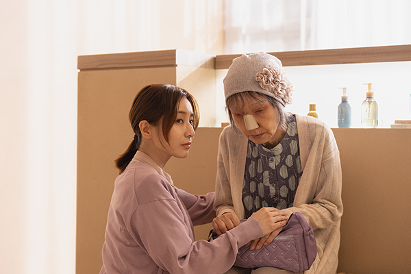 Netflixシリーズ『ダウンタイム』田中みな実/研ナオコ